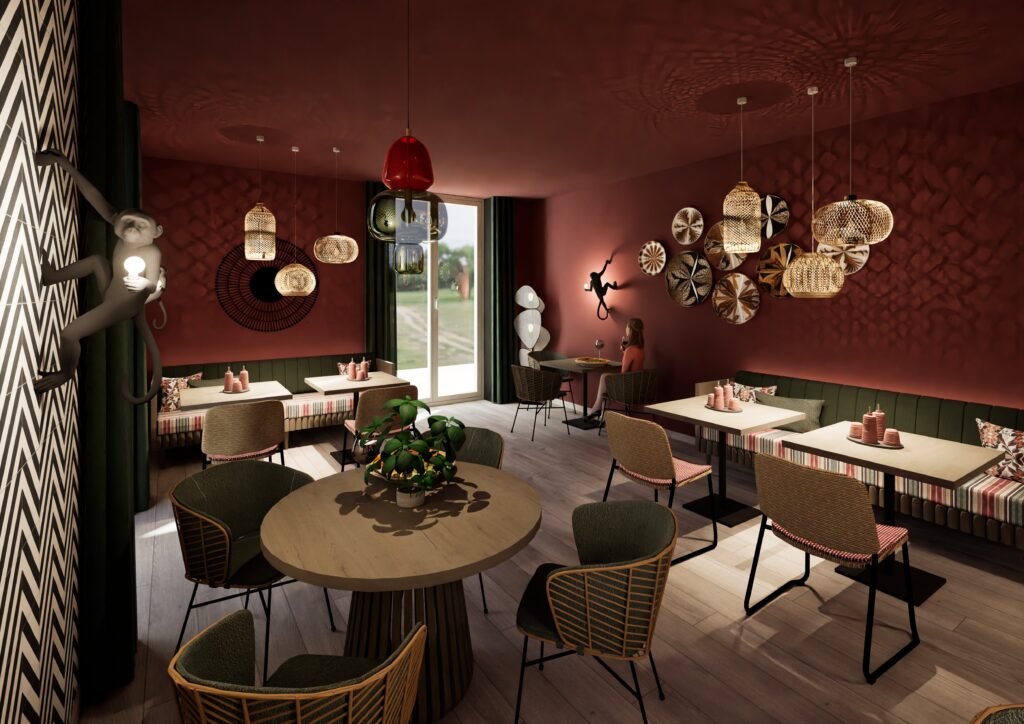Ein modernes Restaurant mit roten Wänden, verschiedenen Hängelampen, runden und quadratischen Tischen, gemusterten Stühlen, Wandkunst und einem Fenster, das Tageslicht hereinlässt. Dekorative Pflanzen und Tischdekoration sind zu sehen.