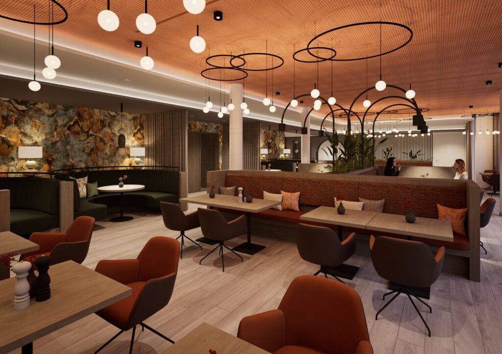 Ein modernes Restaurant mit Holztischen, gepolsterten Stühlen und Stehplätzen. Dekorative Beleuchtungskörper hängen von einer Holzdecke. Der Raum ist in neutralen Tönen gehalten und hat eine Akzentwand mit Blumenmuster.