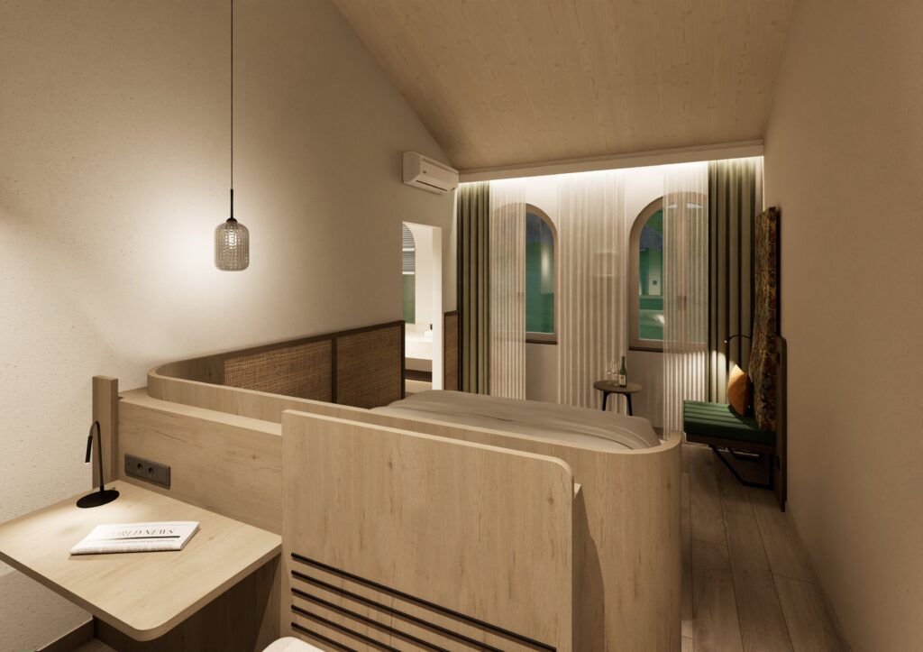 Ein modernes Hotelzimmer mit hellen Holzmöbeln, einem Doppelbett, einem Schreibtisch mit Lampe und Stuhl, Hängeleuchten, zwei Bogenfenstern mit durchsichtigen Vorhängen und einer grünen, gepolsterten Bank in der Nähe des Fensters bietet eine hervorragende Möglichkeit, vom Alltag abzuschalten.